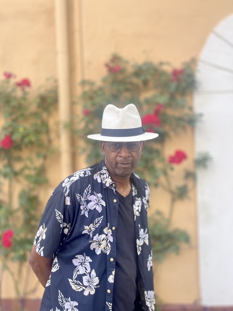 Toni Lorenzo in a summer look with hat